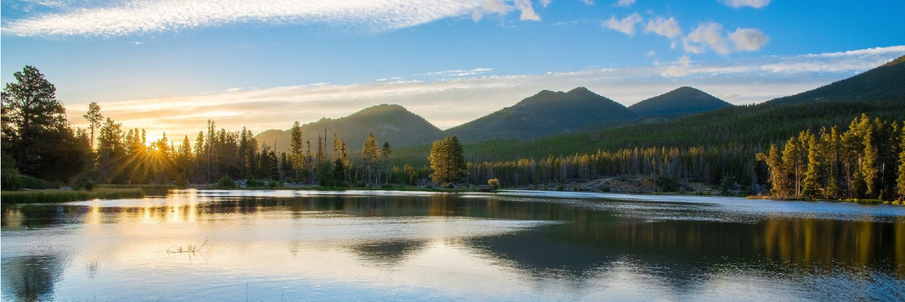 un lago con montañas