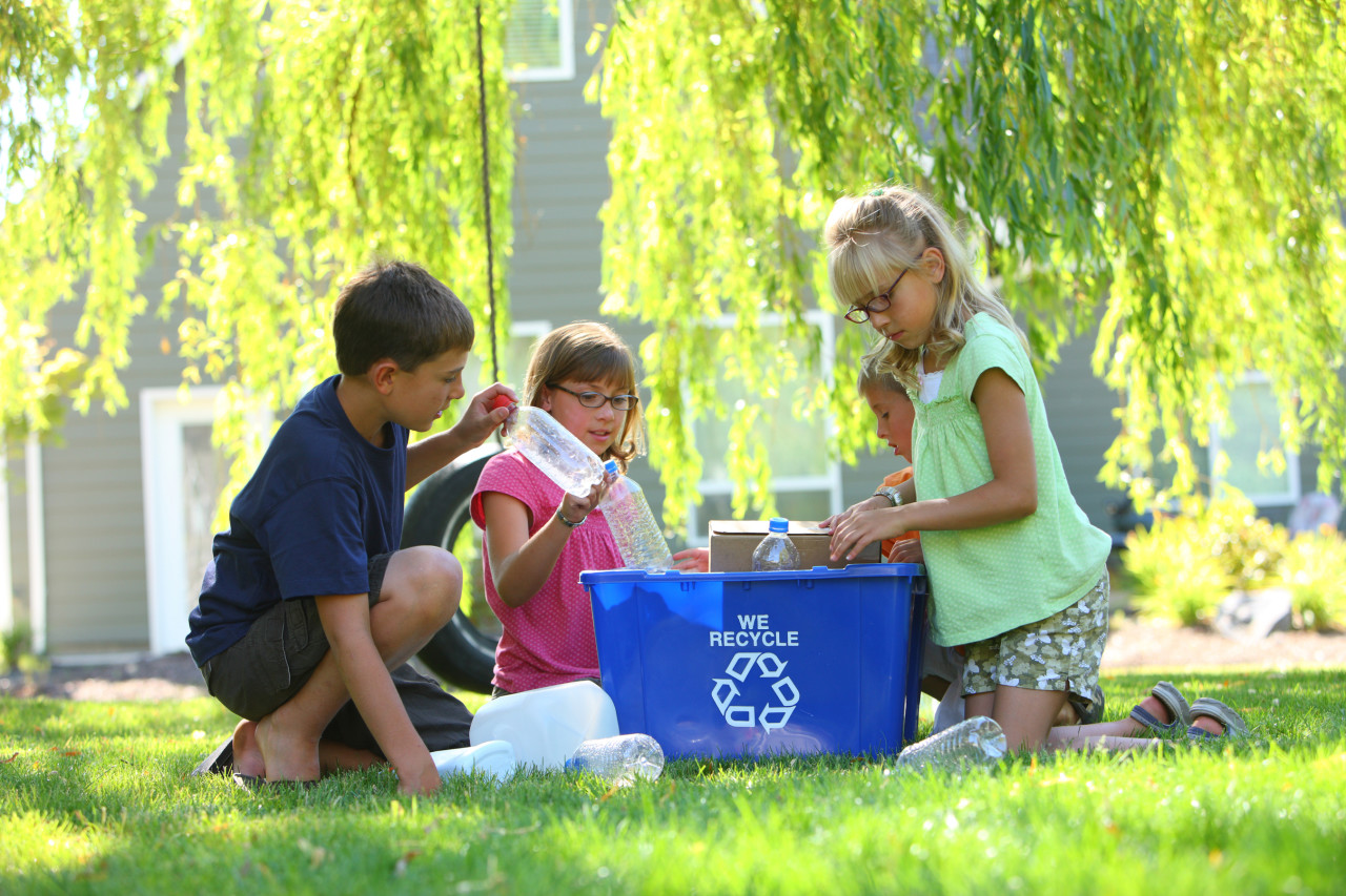 Niños reciclando juntos