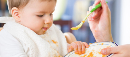 Una bebé siendo alimentada