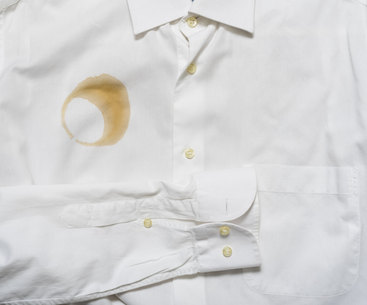 Una mancha en una camisa de café