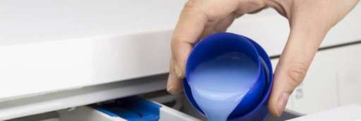 detergente líquido en un cajón de la lavadora