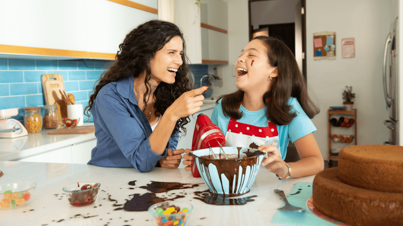 Madre e hija riendo mientras se hornea